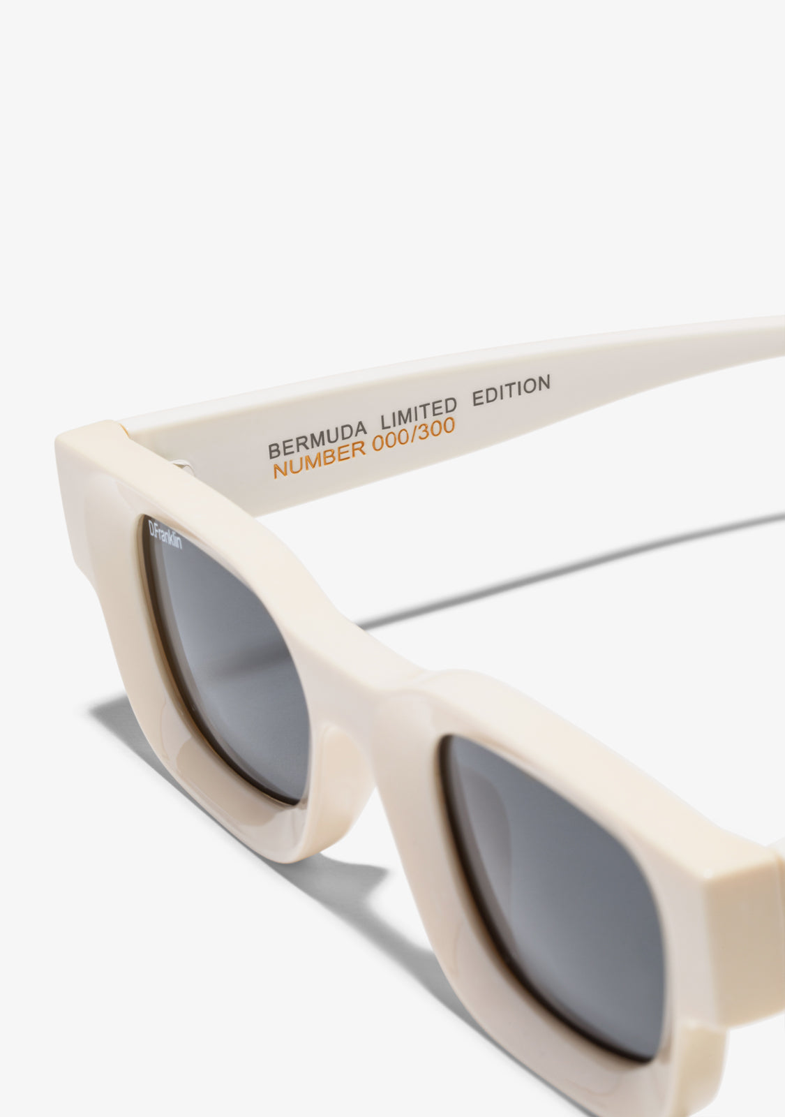 Bermuda Shiny White / Smoke