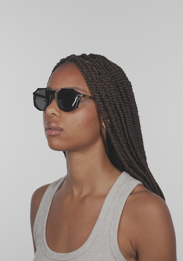 Load video: Ultra Light Max Clip-On Black