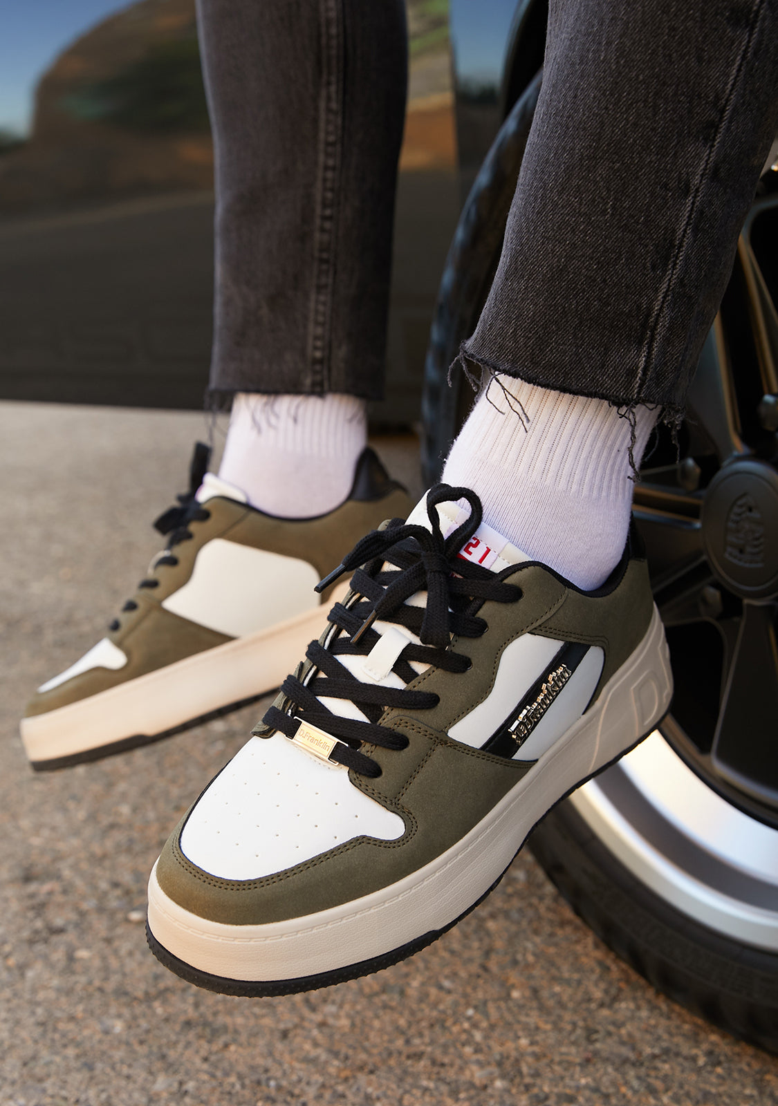 Low Court Khaki / White